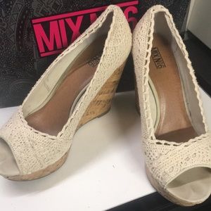 Cream cork wedges.